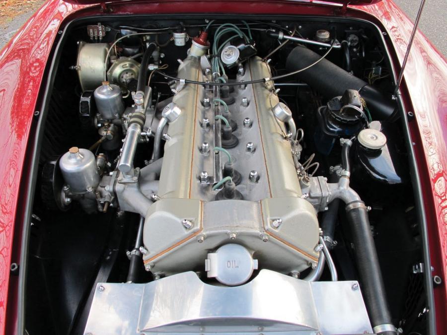 Моторный отсек Aston Martin DB4 (245/L) 1960 года  (фото 12 из 19)